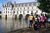 2- 14-05-12 Chenonceaux les cyclistes.JPG